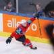 Denis Balibouse / REUTERS,NTB En ishockeyspiller i rød drakt feirer.
Han holder en kølle og har armene hevet.
Bak ham sitter fotografer på tribunen.
En oransje reklamevegg er synlig. (Bildebeskrivelsen er laget av en KI-tjeneste)