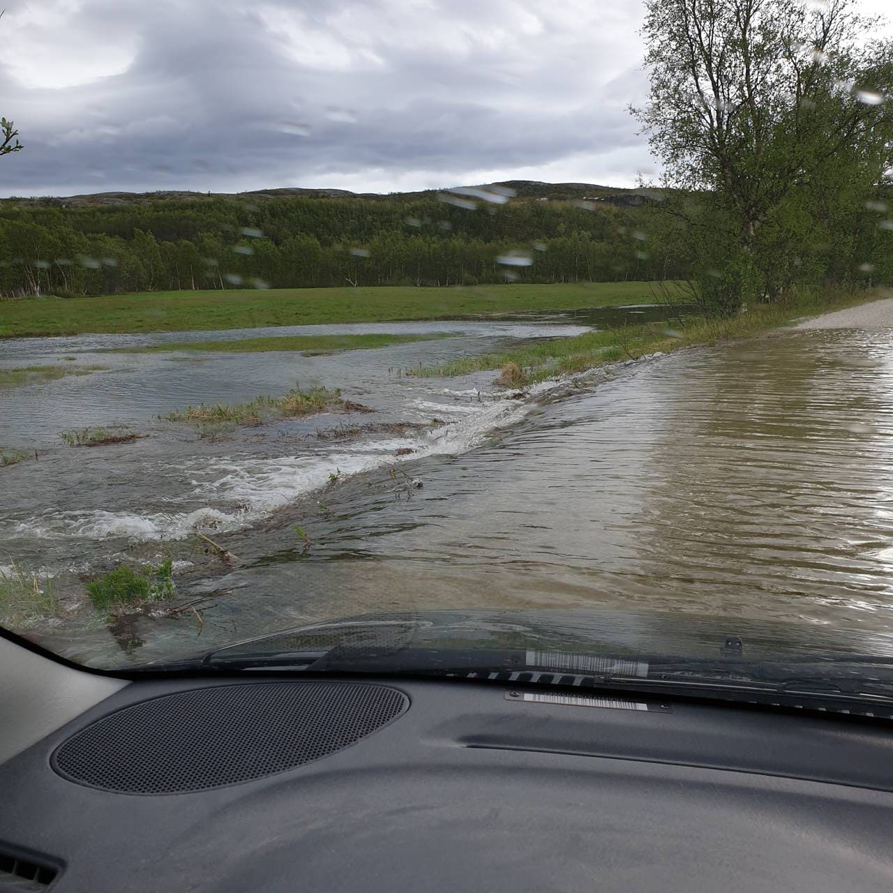 Klemetstadveien under vann, flom porsanger