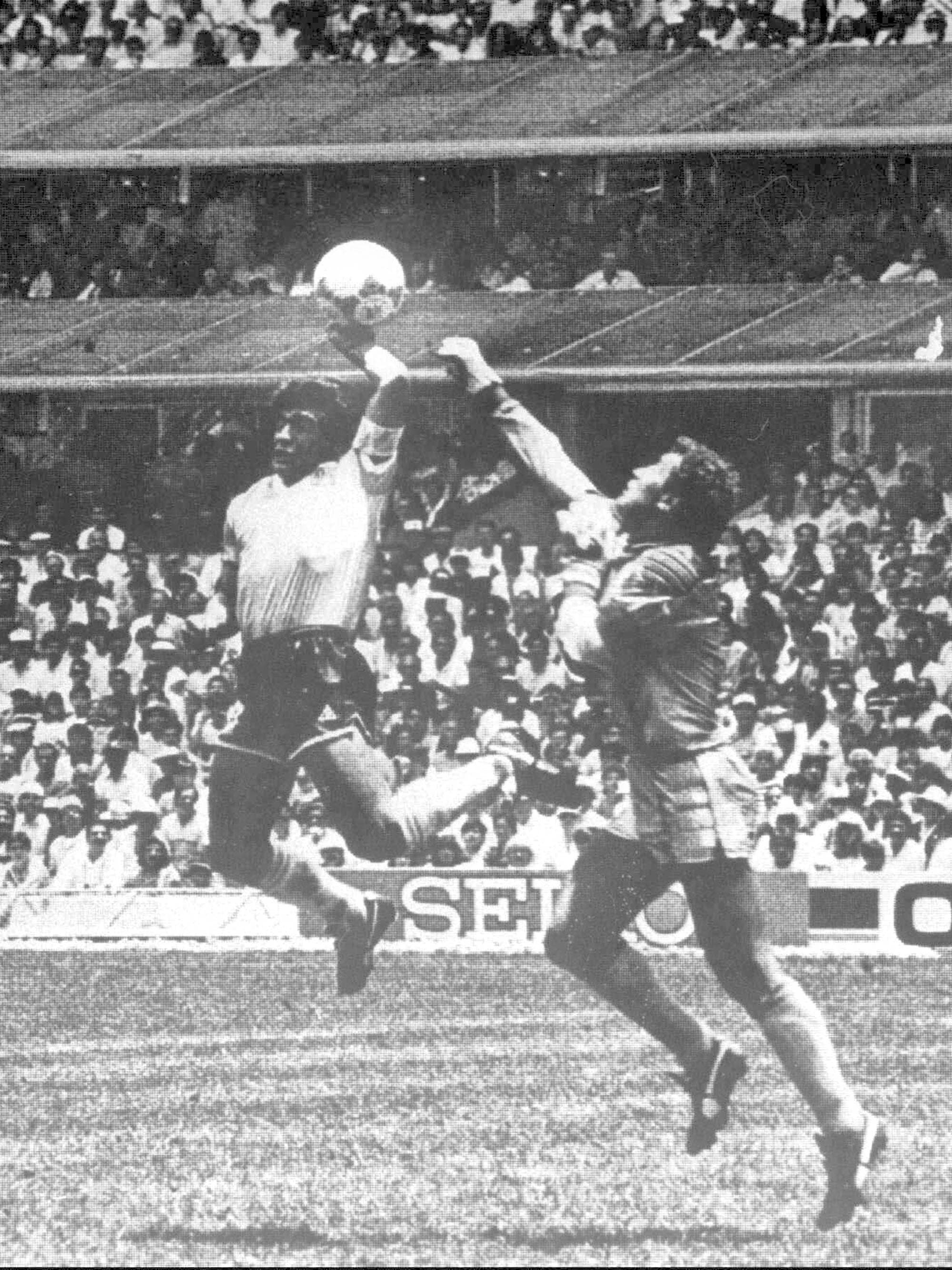 Diego Maradona med Guds hand, og Peter Shilton
