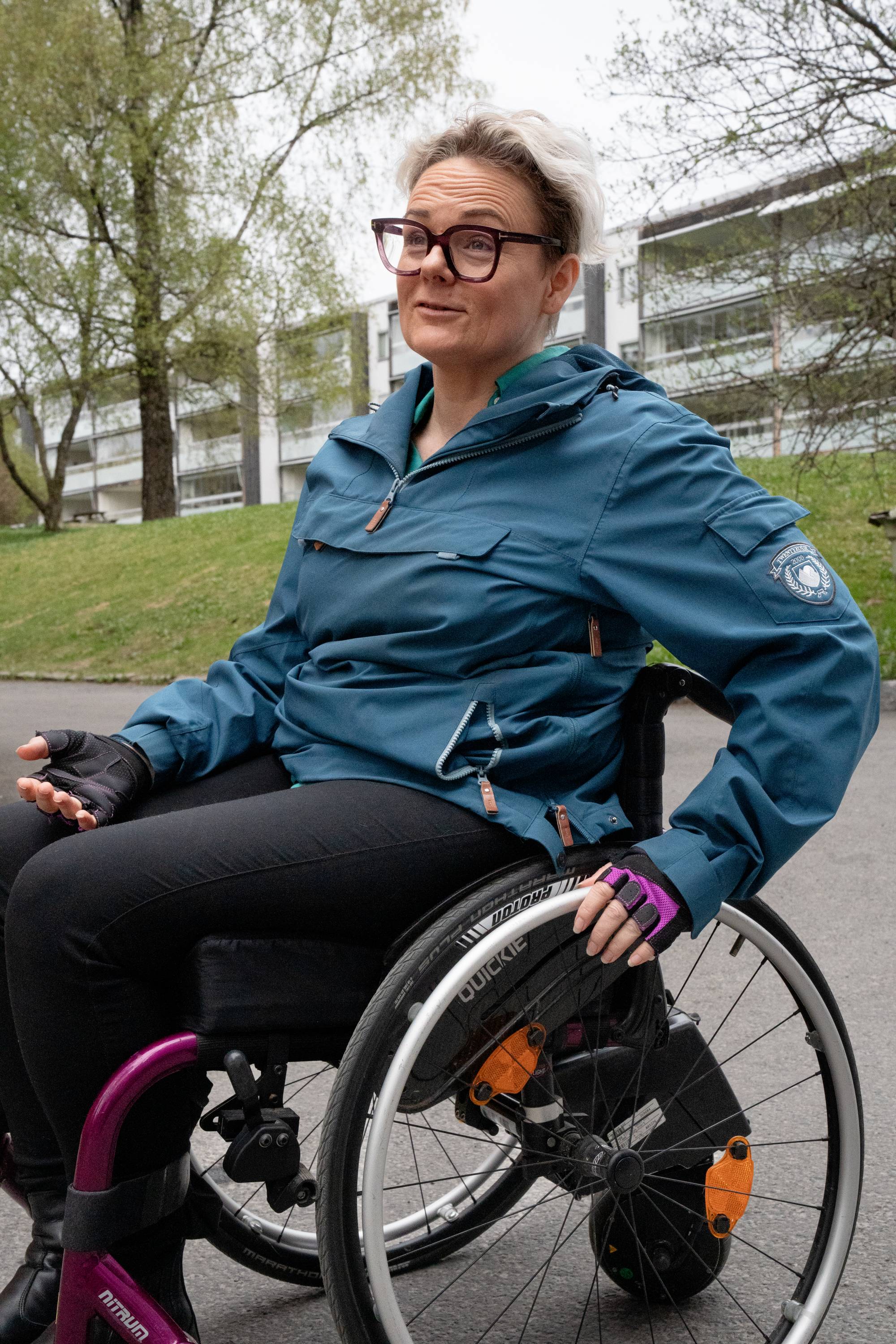 kvinne i rullestol