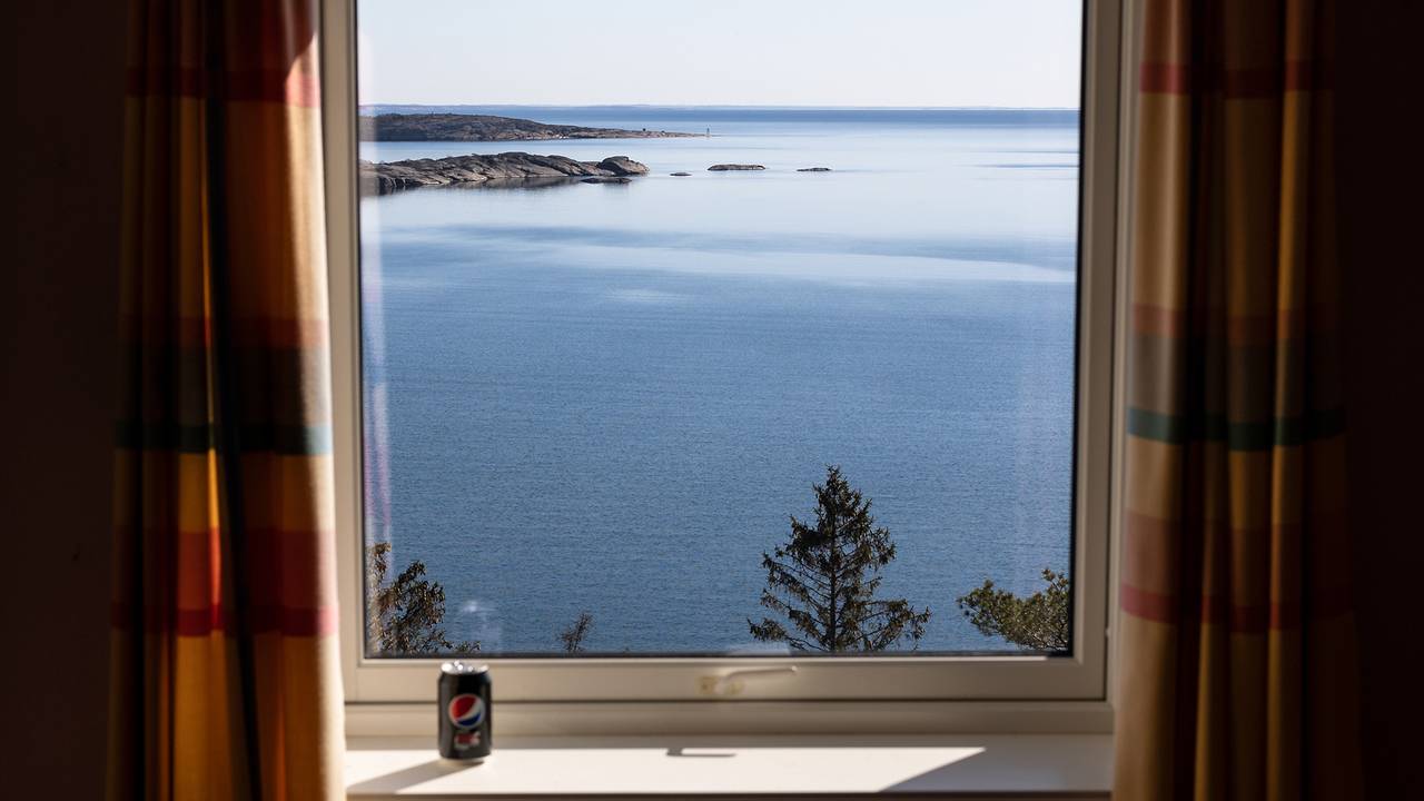 En glemt colaboks i et vindu med fantastisk utsikt