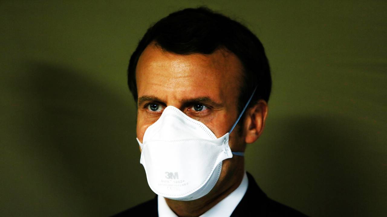 President Emmanuel Macron var iført ansiktsmaske da han besøkte Mulhouse 25. mars.