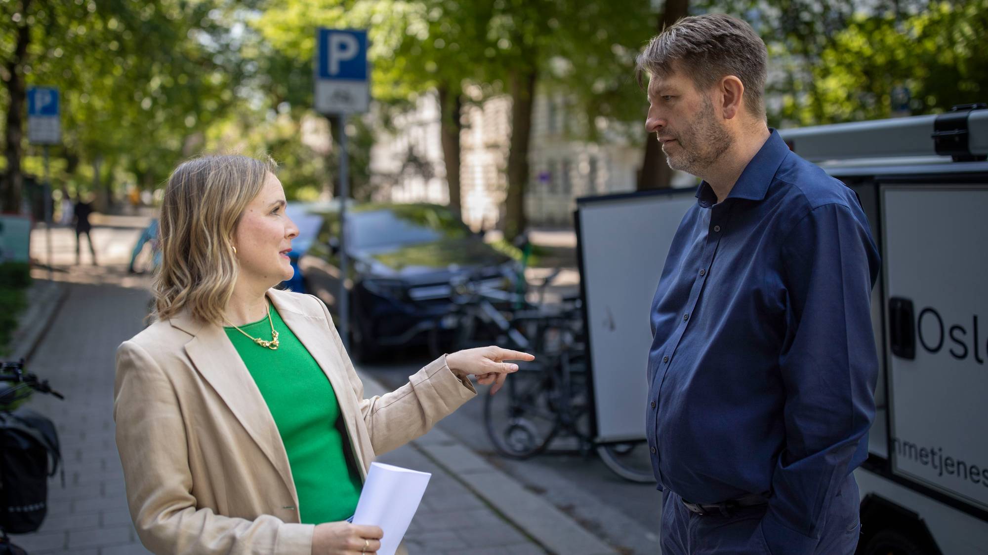 Marit Vea og Eirik Lae Solberg står ved en gate.