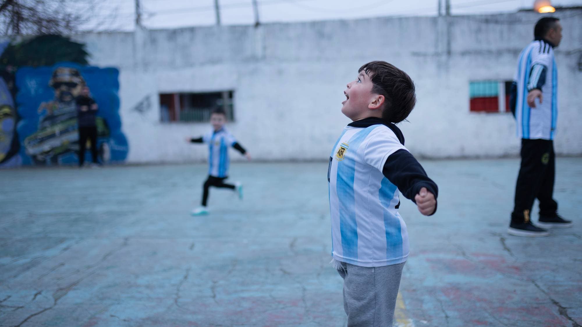Liten gutt i Argentinas landslagsdrakter jubler på en fotballbane. 