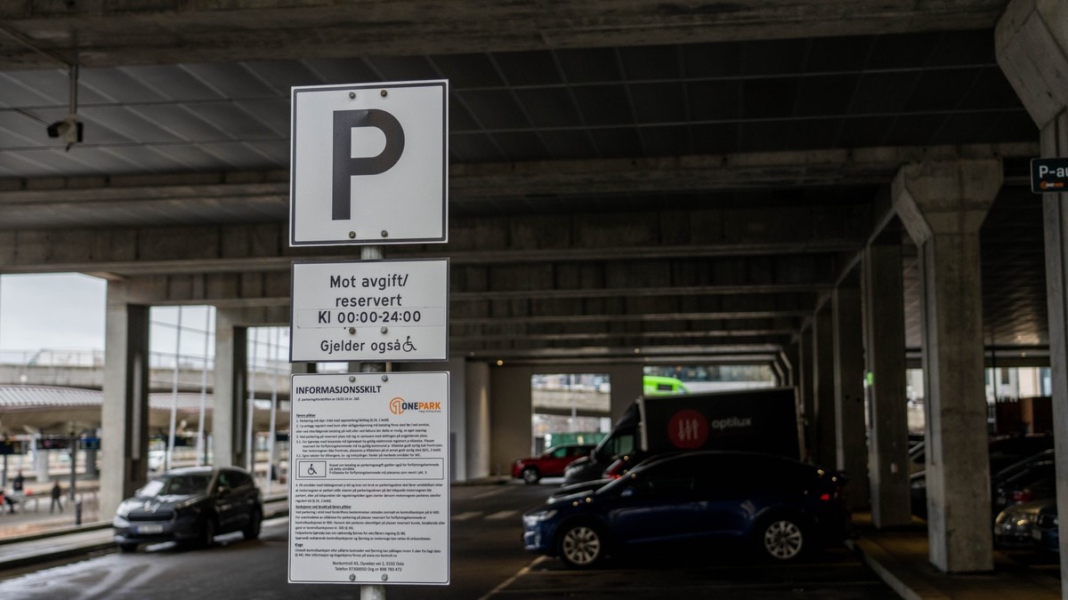 Intervju med forbrukerrådets Jorge Jensen om fakturagebyr når en parkerer. Stillbilder av parkeringsskilt. FOTO: Martin Leigland/NRK