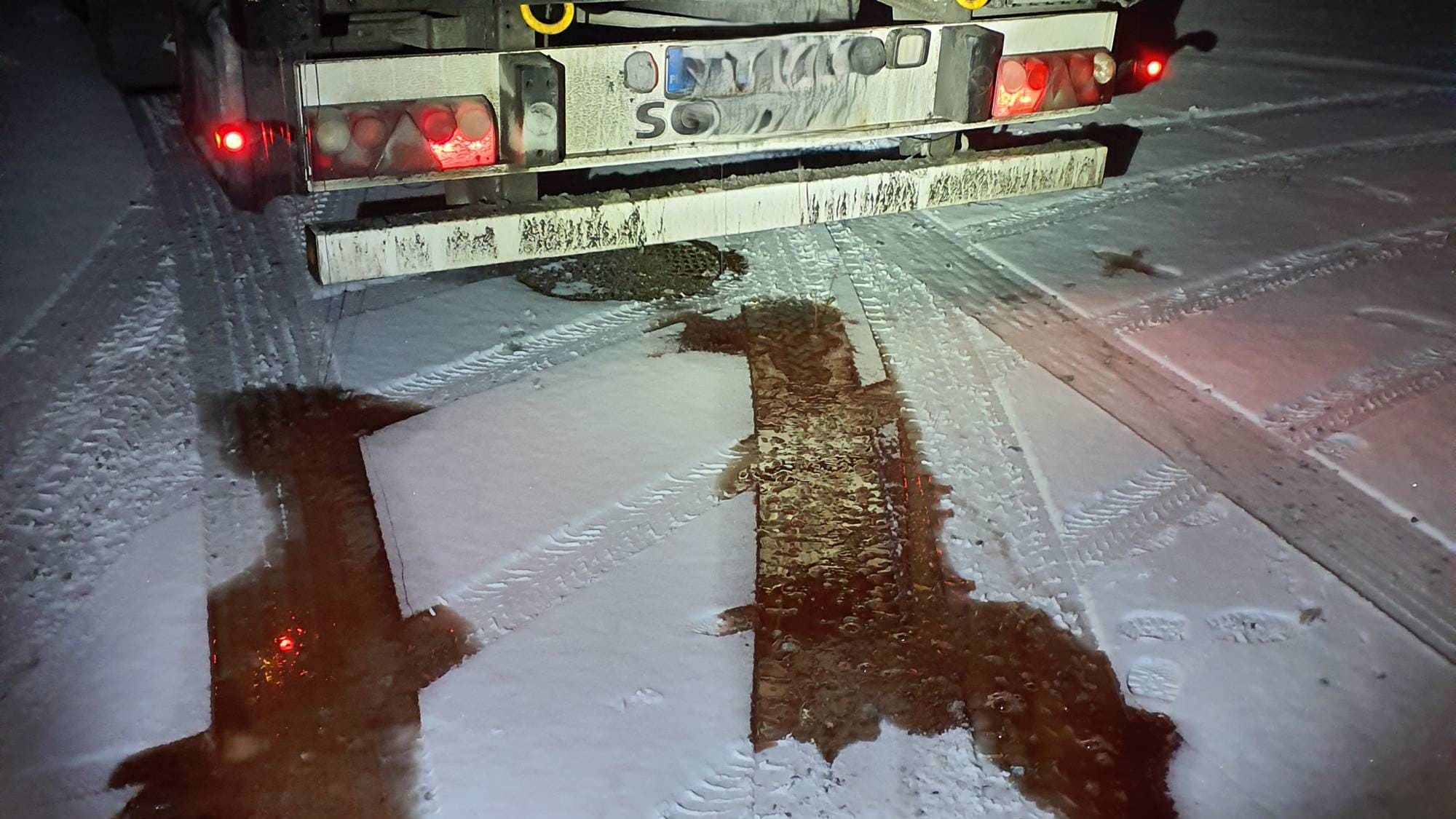 Bildet viser blodig avrenning i snøen bak laksetransport