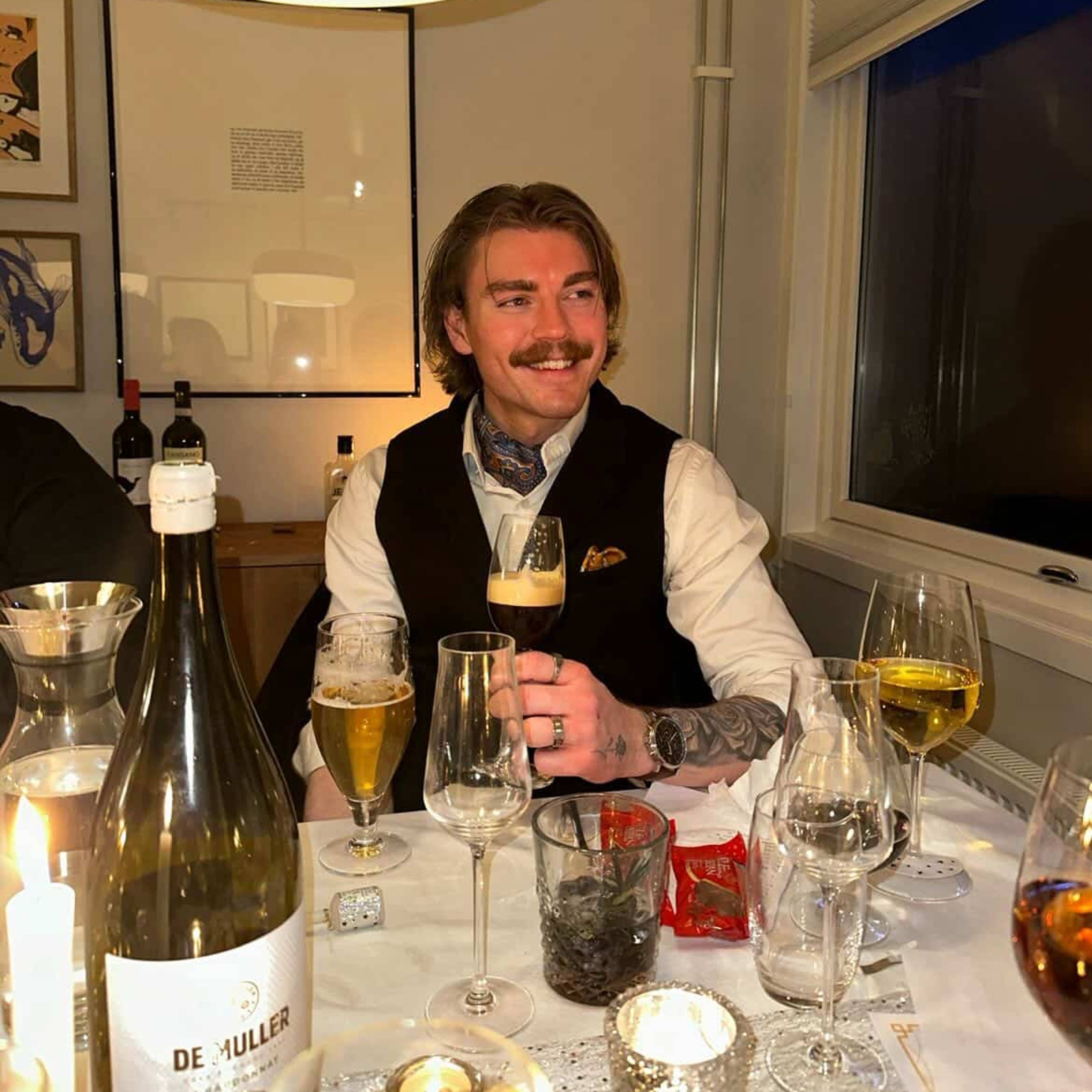 Mathais Granheim (25) bruker gjerne tørkle i halsen når han skal pynte seg