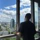 Kari Skeie / NRK Mann står i vindu og ser utover Kyiv
