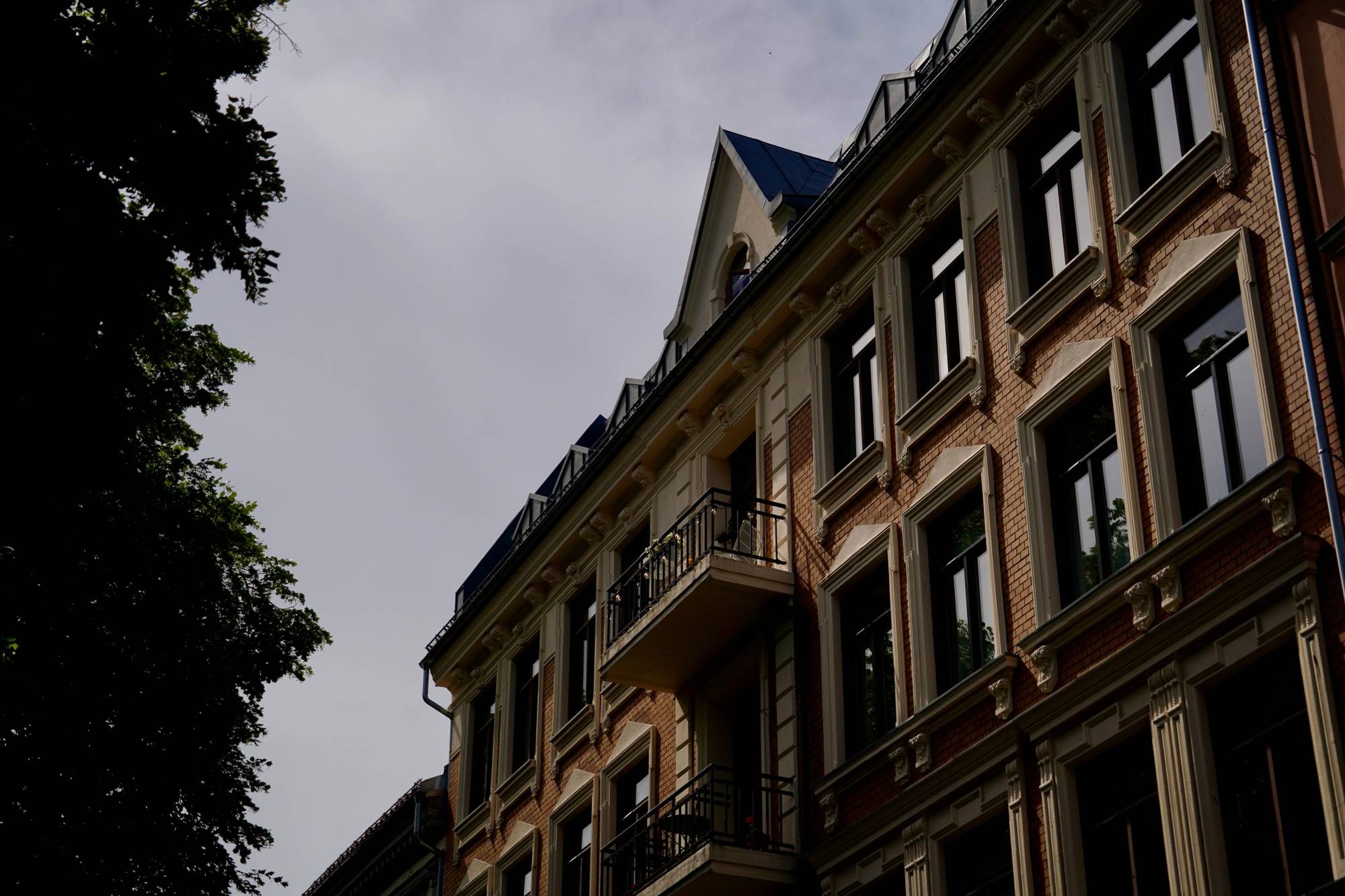En bygning med mursteinsfasade og flere vinduer. (Bildebeskrivelsen er laget av en KI-tjeneste)
