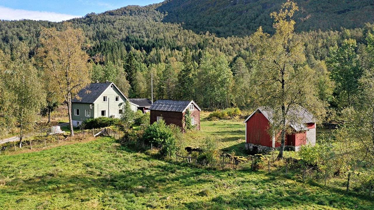 Bustadsal mellom Førde og Vassenden