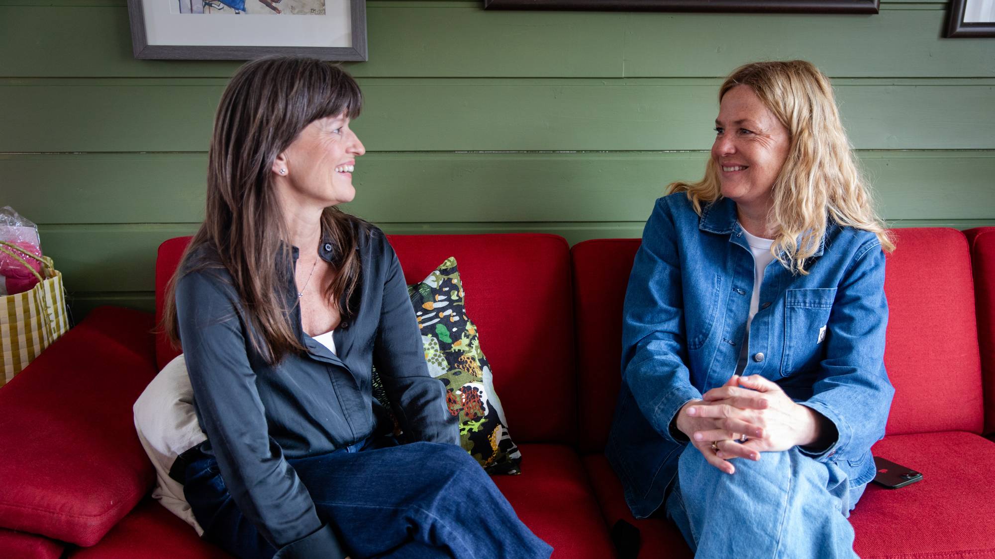 Ingvil Aarrestad Godeset og Anne Torill Brimsø i Pårørendebevegelsen sitter sammen i en rød sofa. 