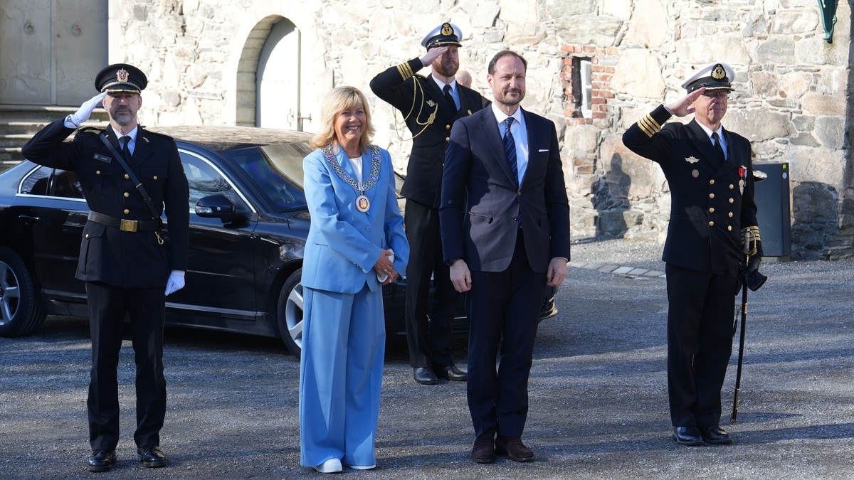Kronprins Haakon ankom One Ocean Week i Bergen. Her utenfor Haakonshallen sammen med ordfører Marit Warncke (H) FOTO: Trym Skrøvset Amundsen/NRK