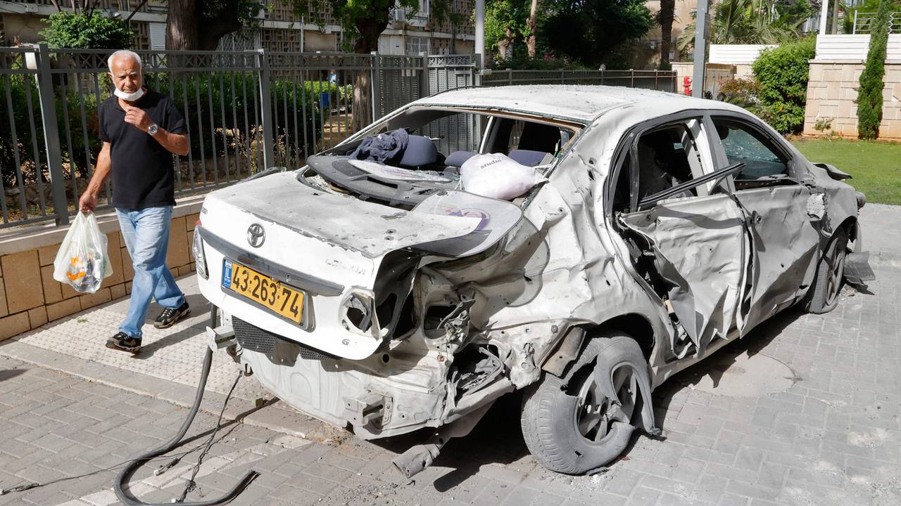 Ødelagt bil i den israelske byen Ashkelon etter at raketter sendt opp fra Gazastripen traff den.