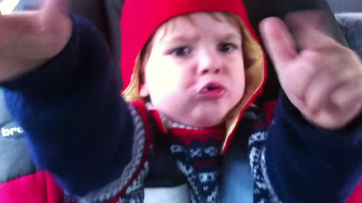 Her rocker MGP-artisten Lille Petter Edderkopp som barn