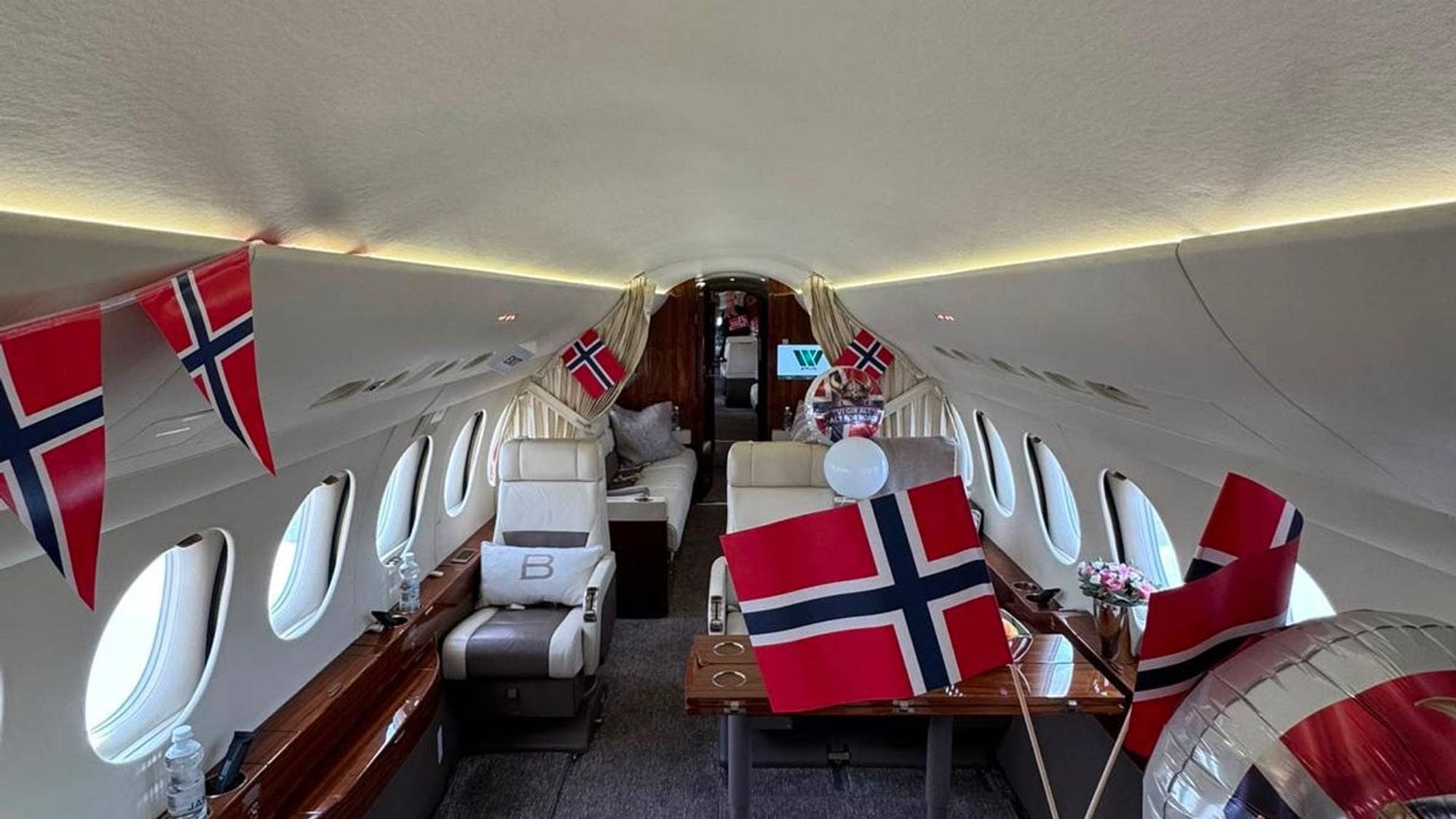 Innsiden av et privatfly dekortert med norske flagg. 