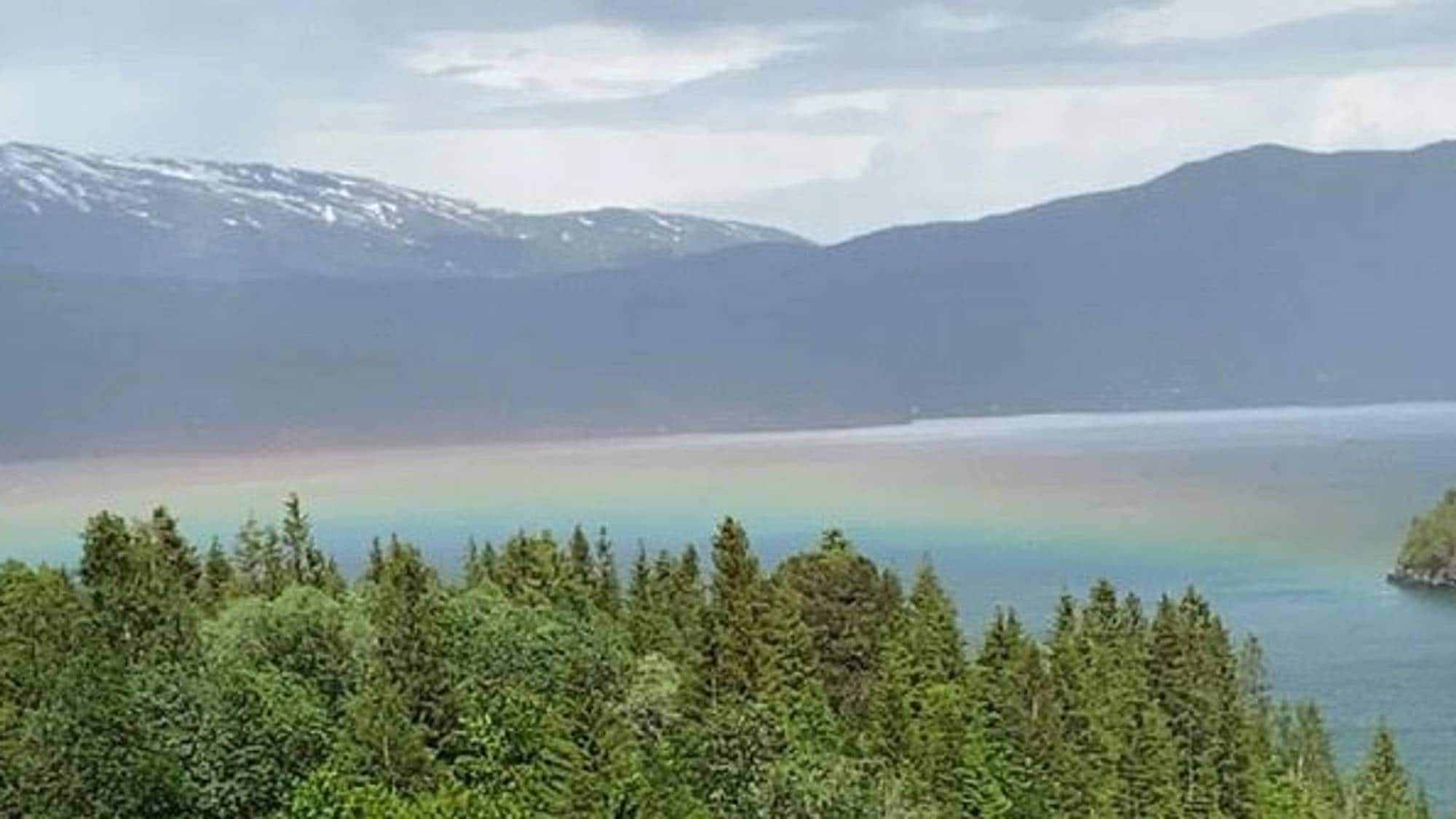 Regnbuefarger som ligger langs havoverflaten