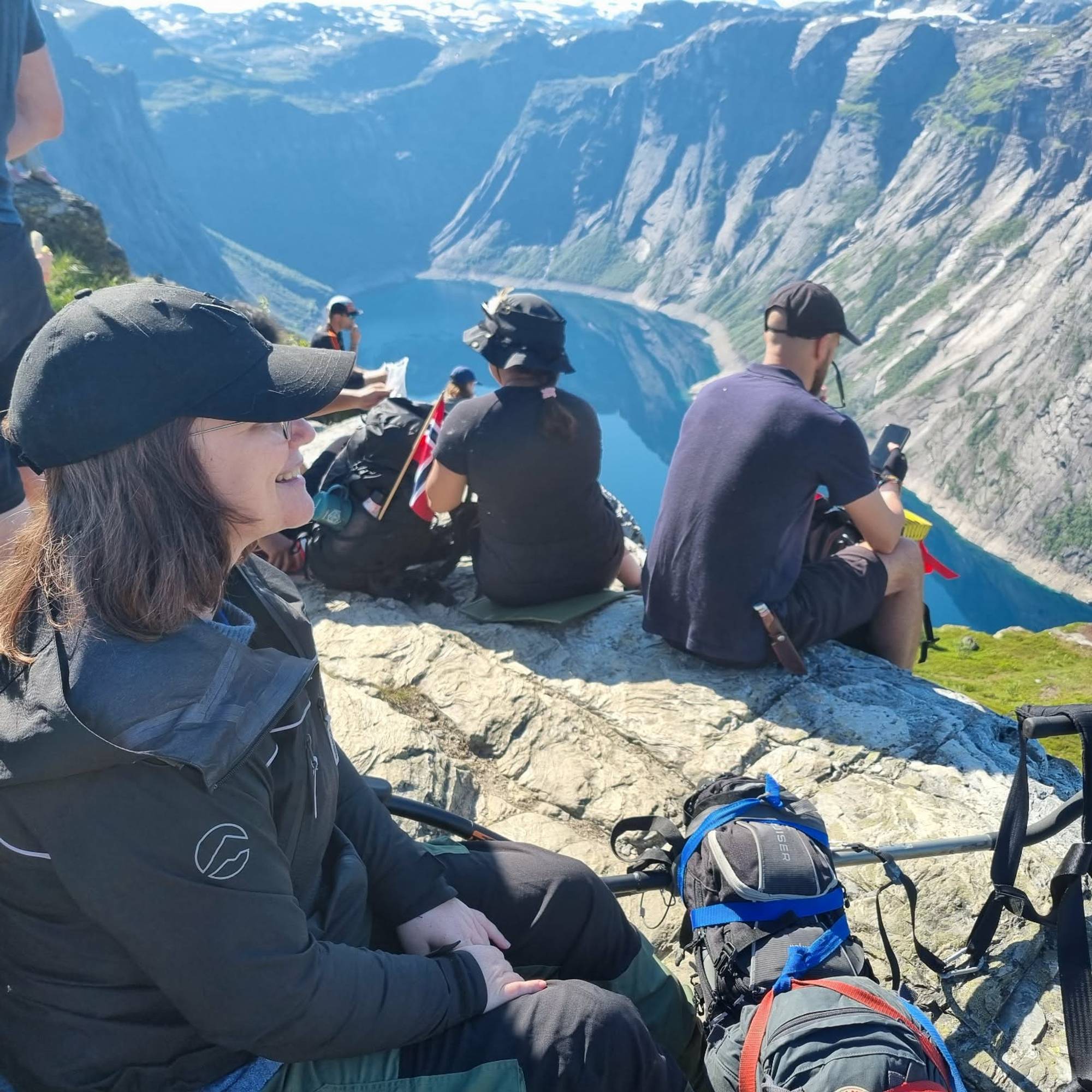 Annett Garvik kom seg til Trolltunga ved hjelp av ein spesiell rullestol med eitt hjul. 