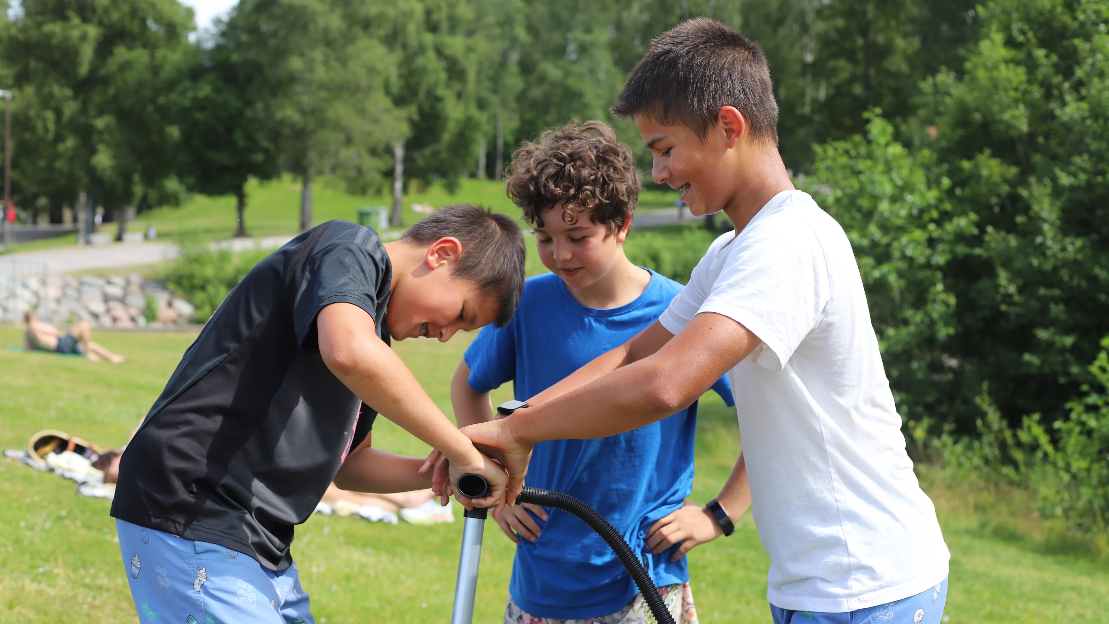 En gruppe menn som spiller hockey (Bildebeskrivelsen er laget av en KI-tjeneste)