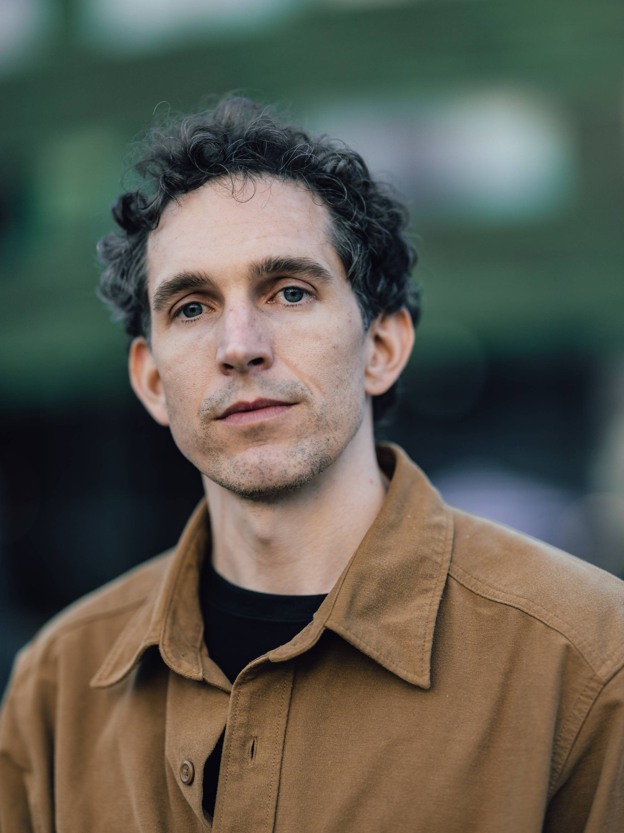 en mann i brun skjorte (Bildebeskrivelsen er laget av en KI-tjeneste)