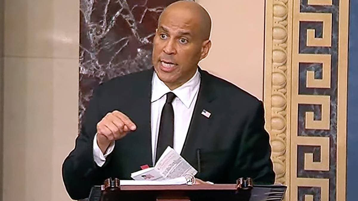 Rekordlang protest-tale mot Trump i Senatet