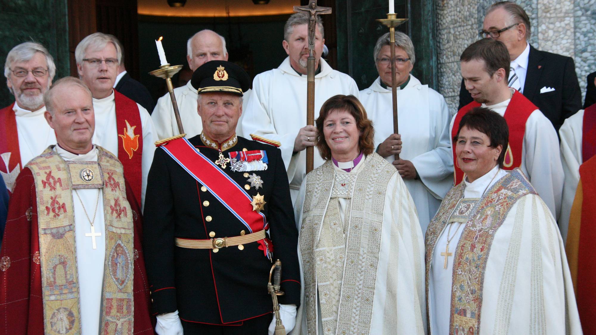 Nyvigslet biskop i Møre, Ingeborg Midttømme, sammen med kong Harald. Til venstre preses Olav Skjevesland, og til høyre biskop Solveig Fiske.