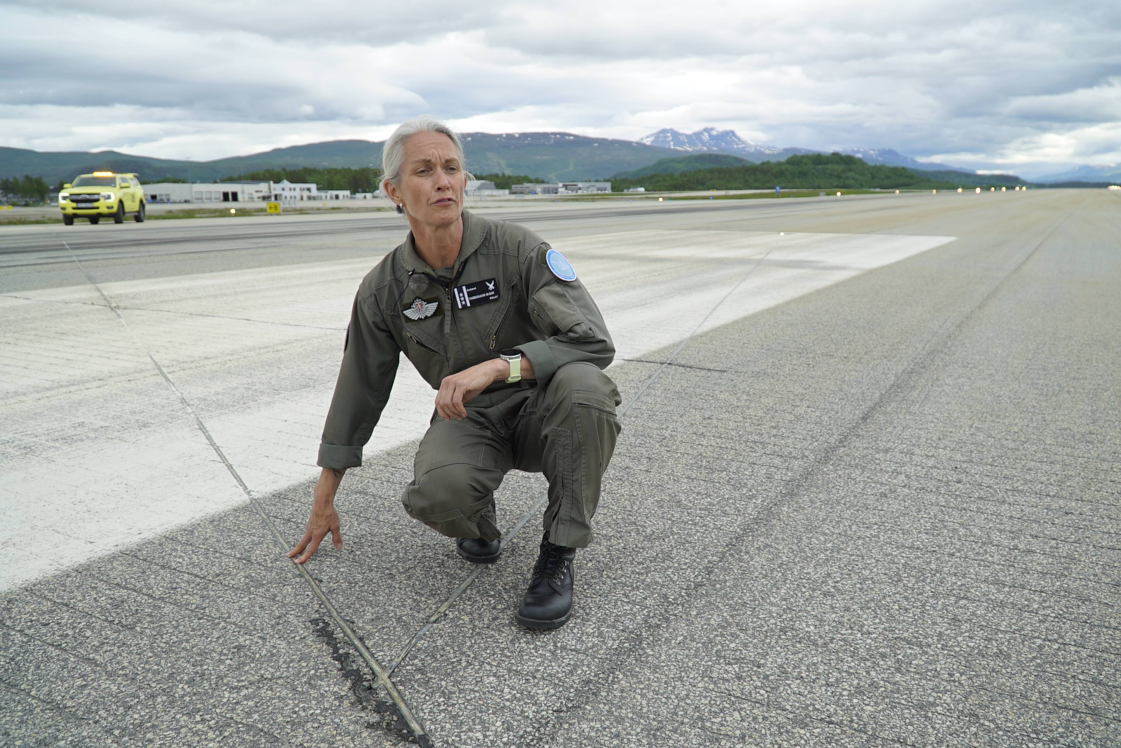 Sjef ved 131 Luftving, Cathrine Thorshaug-Wang viser fra hull som har blitt utbedra på Bradufoss lufthavn. De må passe på at skøyten ikke rakner.