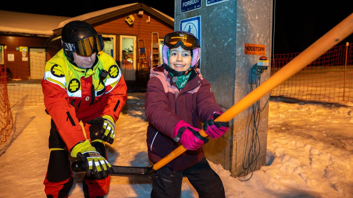 Sahaba (7) blei kvelt av vesten sin i skiheis – no er ho tilbake i bakken