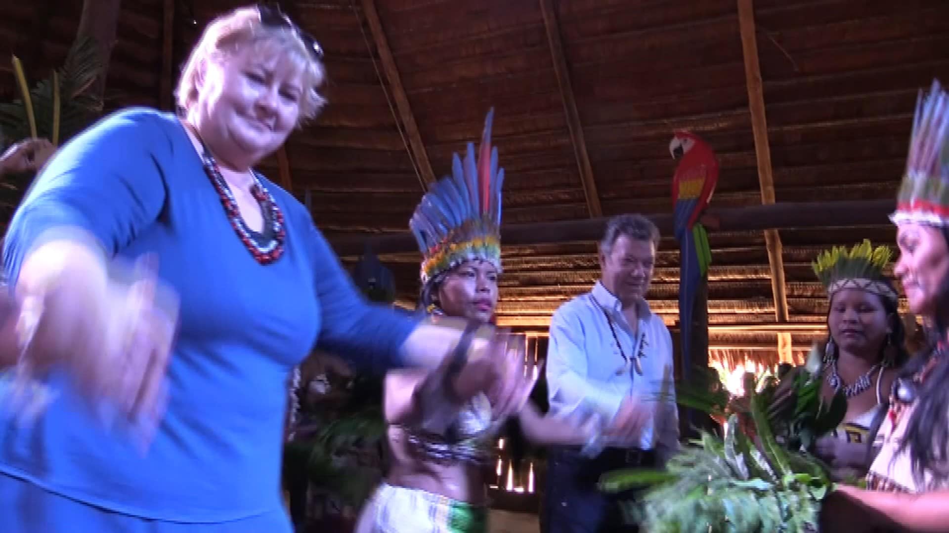 erna-solberg-danser-med-urfolk-i-amazonas-nrk