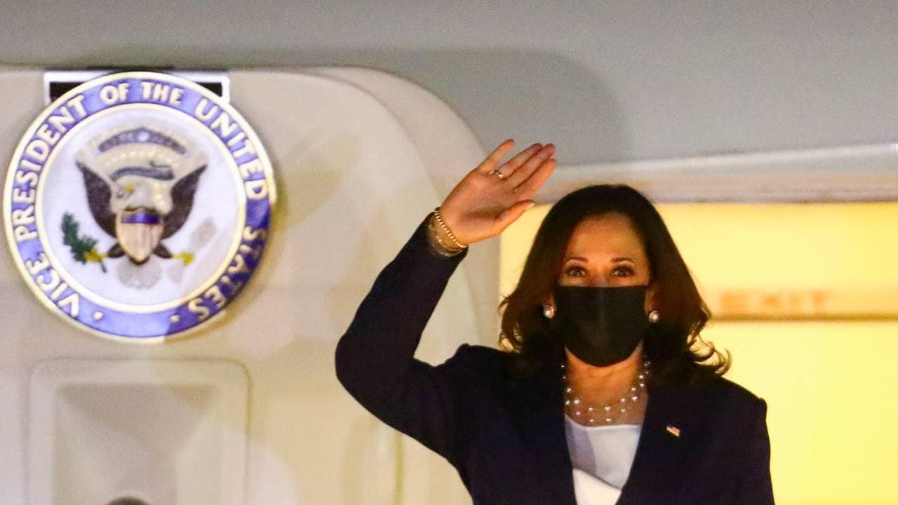Kamala Harris i flydøra