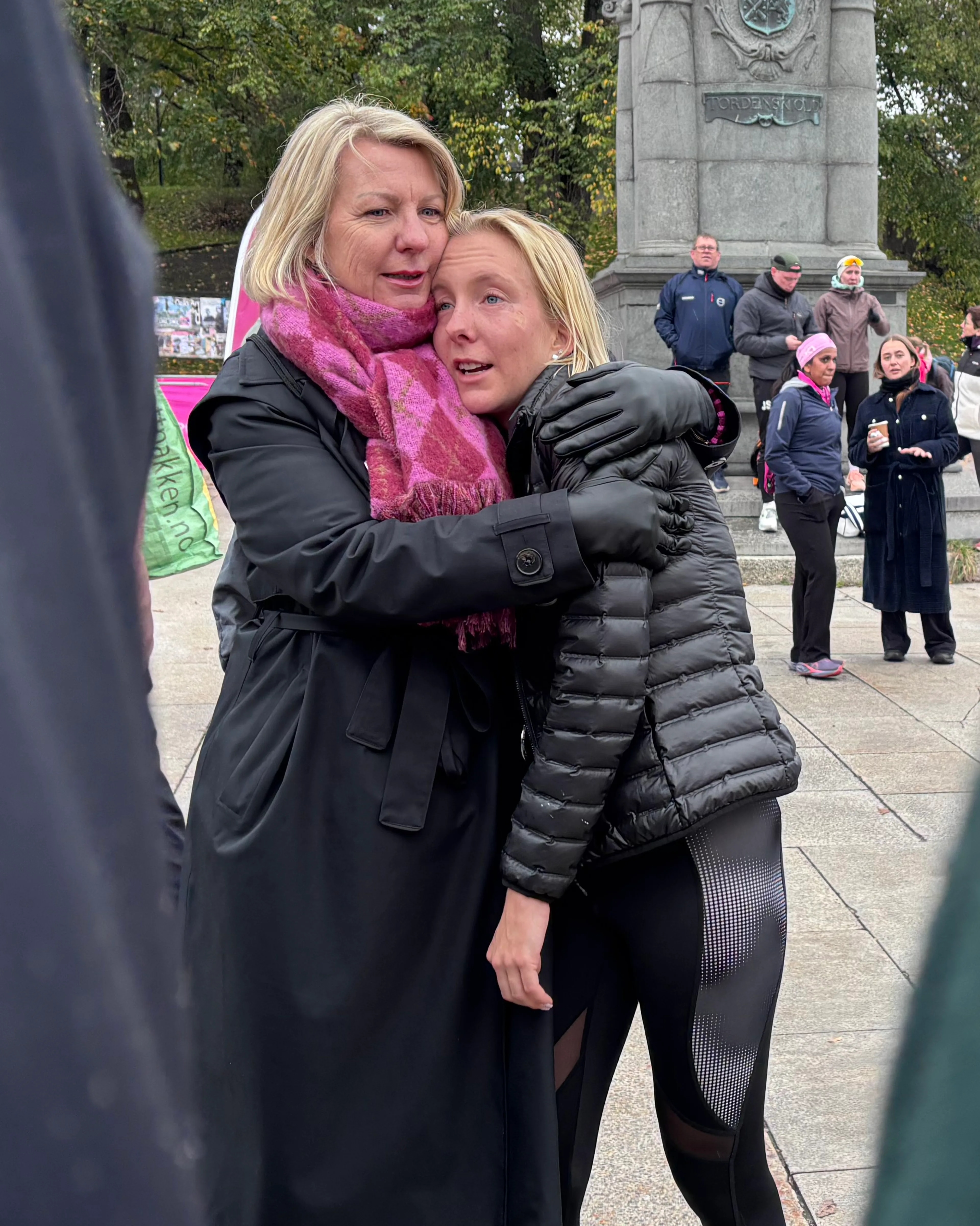 Mia Rusthen hviler seg på skulderen til moren