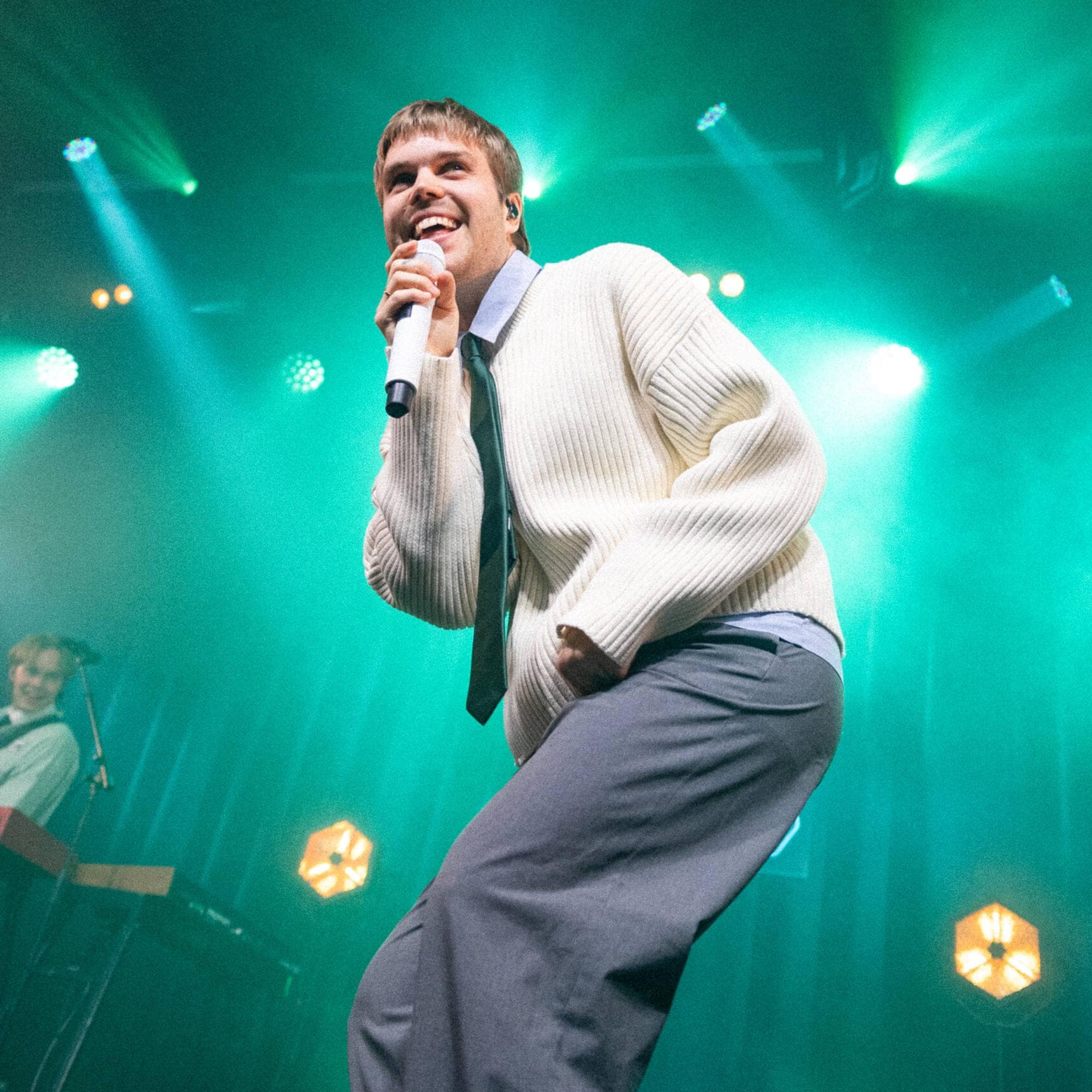 en mann som synger inn i en mikrofon