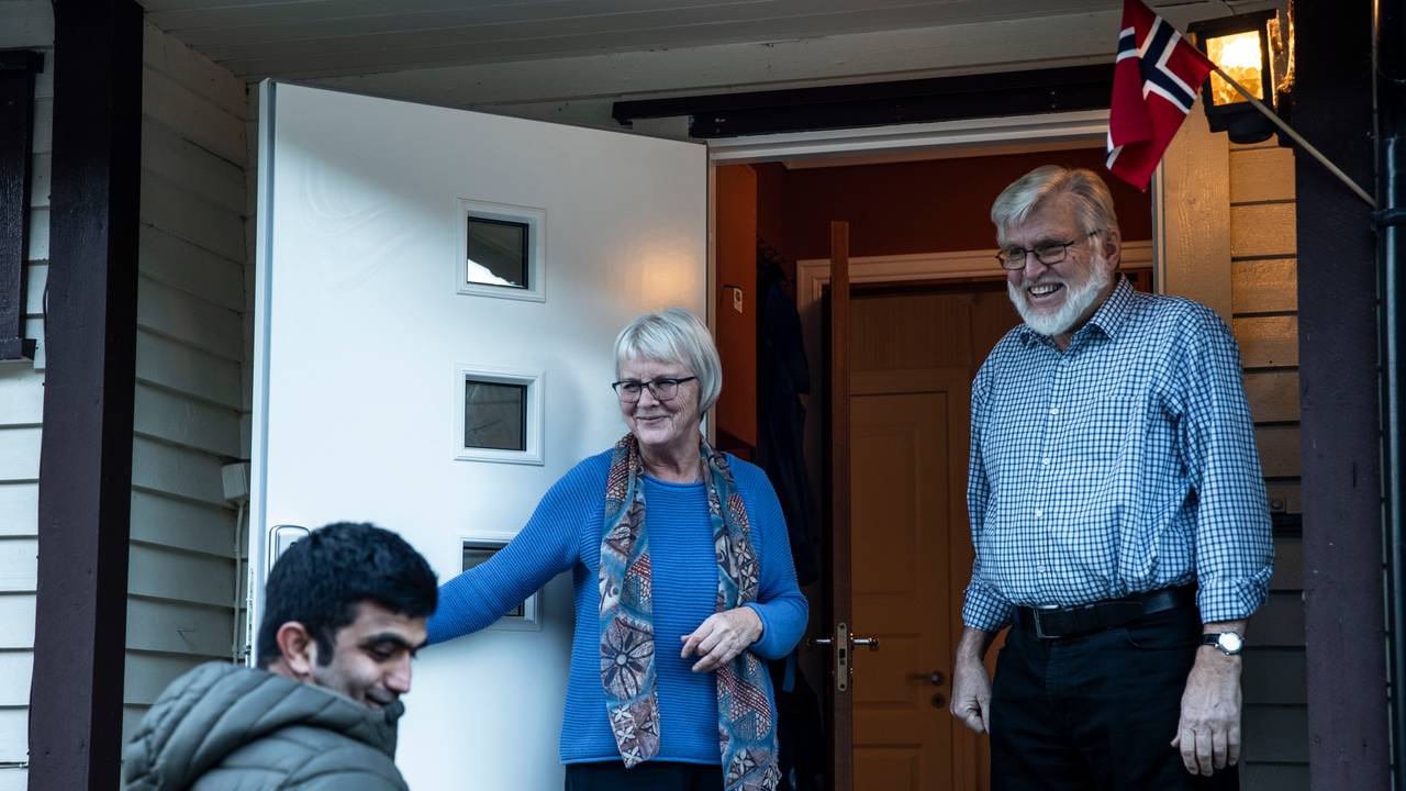 Inger Lise og Helge O. Gundersen står alltid klare på trappa når Ismael kjem på besøk. Denne gongen med norsk flagg - for å feire at han har vunne