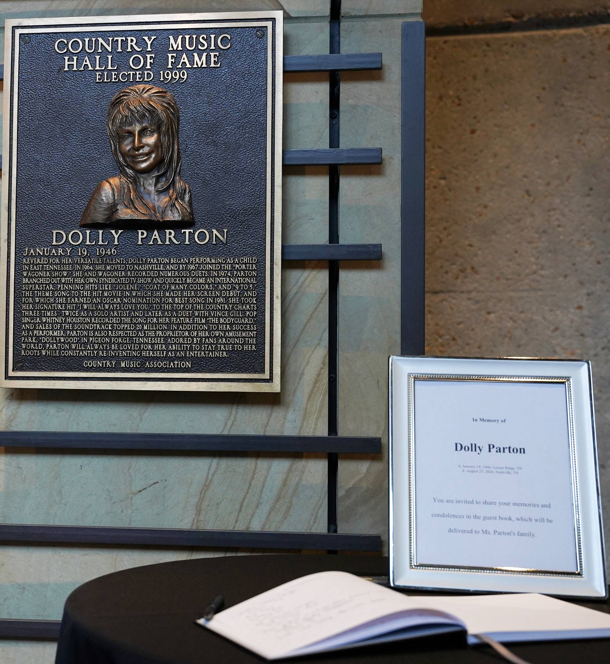 Oppfordring til å skrive i gjesteboken til Country Music Hall of Fame.