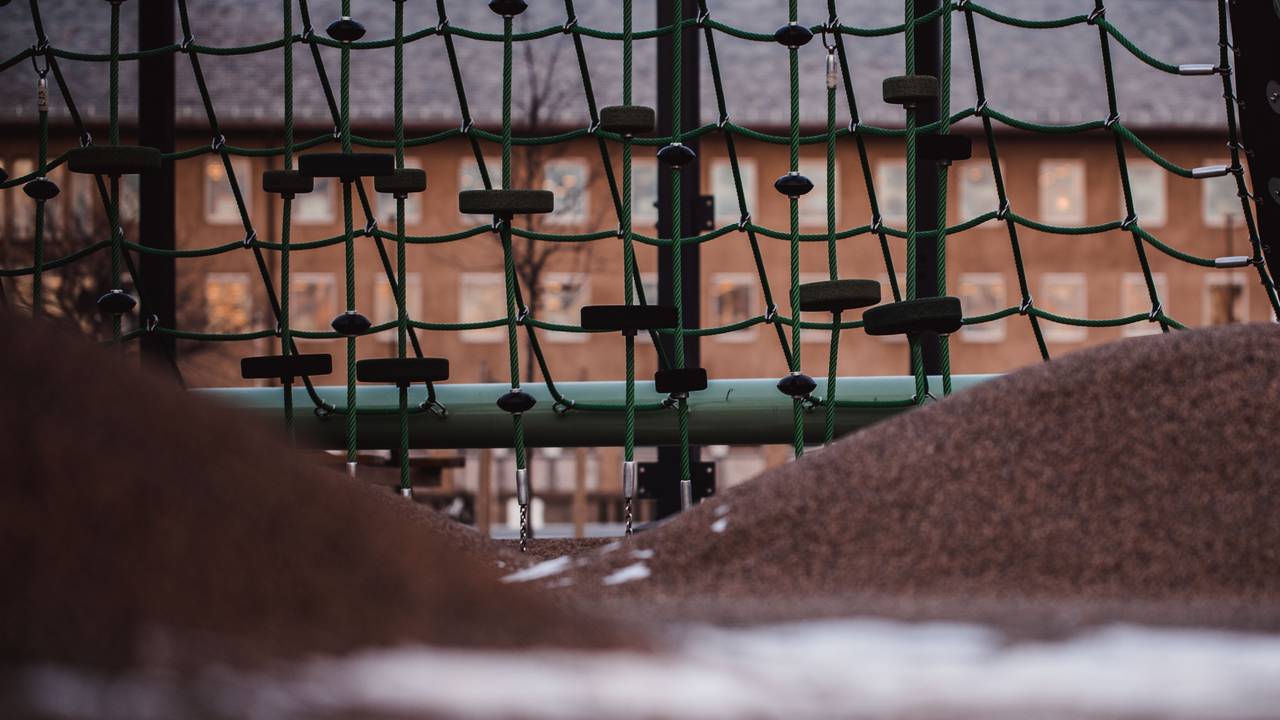 Illustrasjon av lekeplass på skole