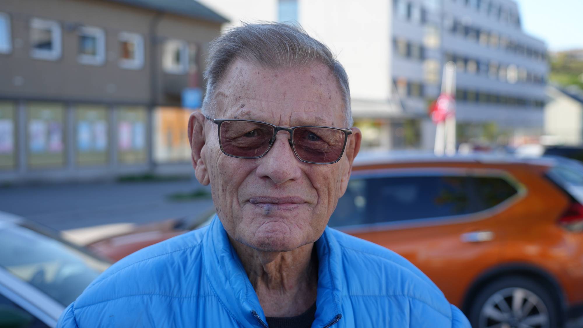 En mann med briller (Bildebeskrivelsen er laget av en KI-tjeneste)