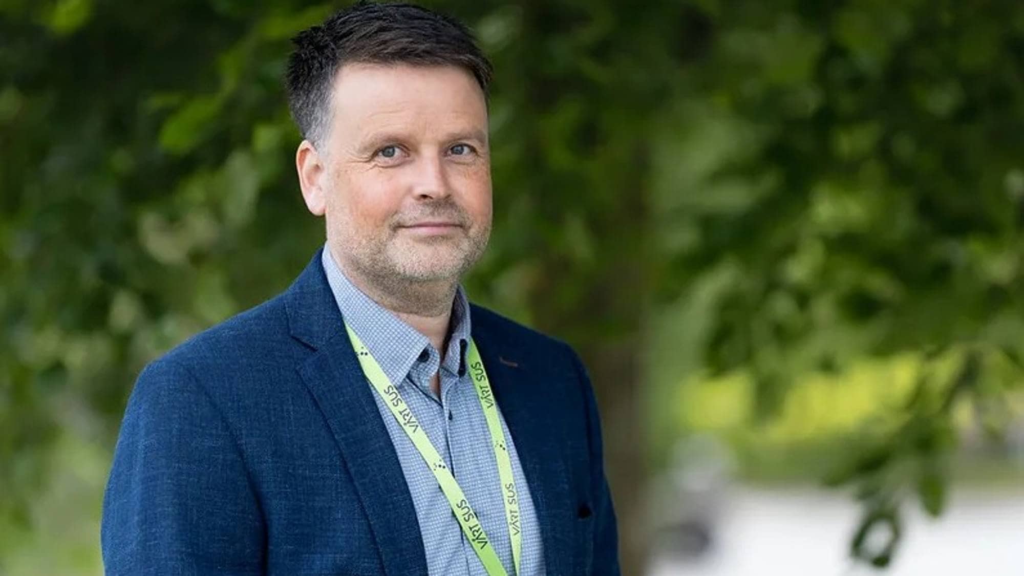 Direktør på SUS med dressjakke og skjorte