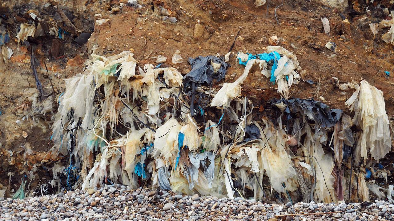 Plast tyter ut av klippen