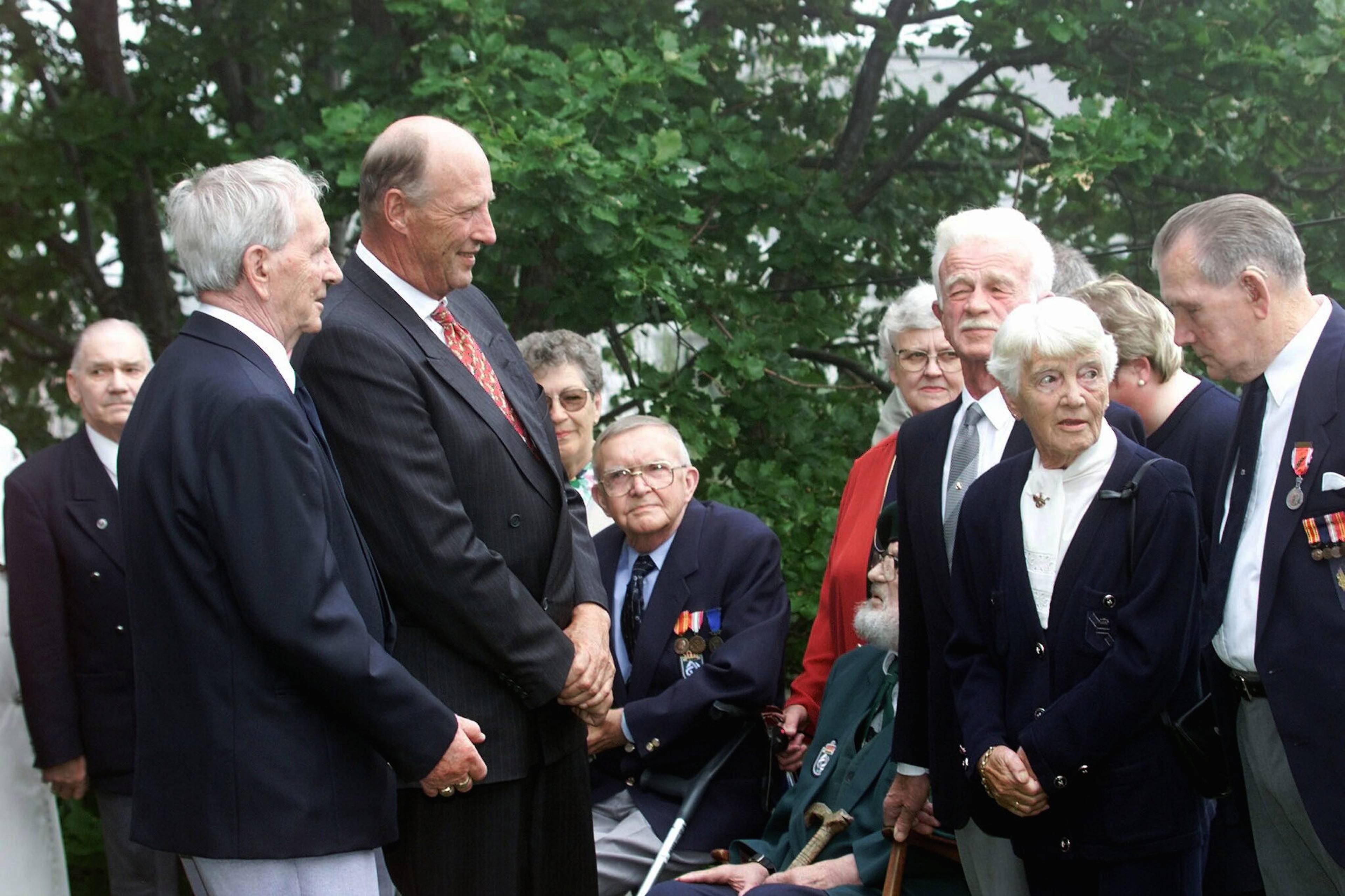 Kongeparets reise på Sørlandet: Initiativtager til Konvoibyen i Risør, den 80 årige krigseileren Leif Heimstad (t.v), var vert for Kong Harald da han besøkte Konvoibyen og la ned en krans. Kongen fikk også tid til å snakke med de gjenlevende krigseilerne.
