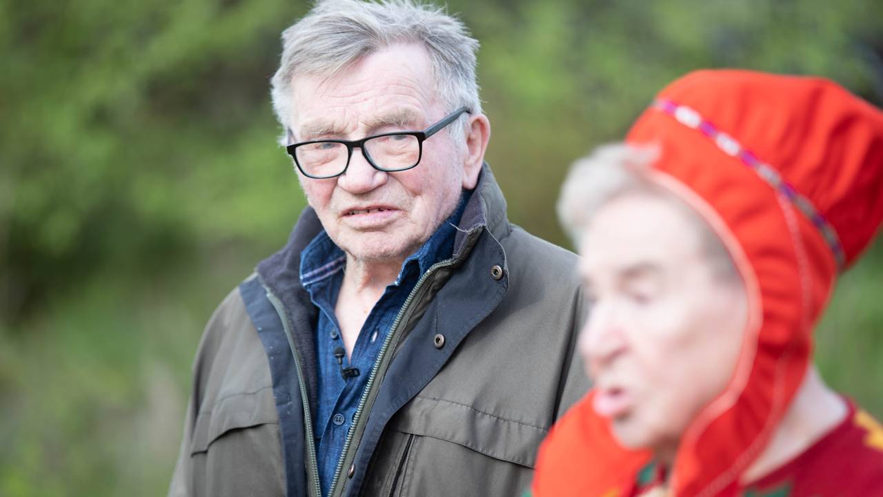 Fridtjof Berglund ser på Astrid Jonskareng ute på tunet