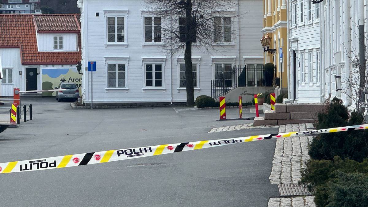 Takstein blåser av taket på et bygg
