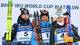 Hendrik Schmidt / AP / NTB Tre utøvere står på en scene etter et biathlon-løp, med ski og staver i hendene. De bærer konkurransekombinasjoner med nummer merket tydelig på brystene. I bakgrunnen er det en banner som viser navnet på konkurransen, BMW IBU World Cup Biathlon. Omgivelsene er snødekte, og det ser ut til å være en kald dag. (Bildebeskrivelsen er laget av en KI-tjeneste)