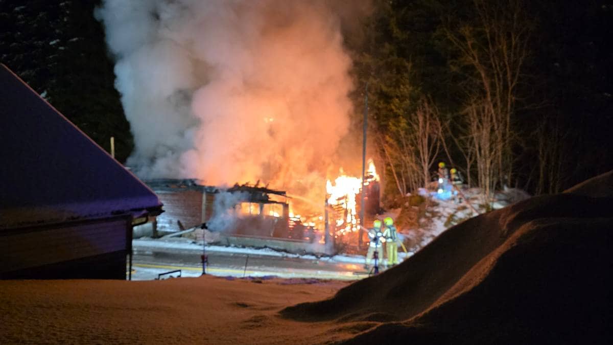 Full overtenning i trebygg – fleire personar evakuerte