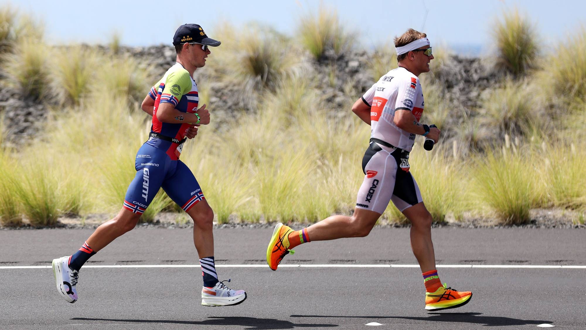 Gustav Iden og Kristian Blummenfelt under VM i ironman.