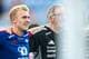 Foto: Annika Byrde / NTB Fotballspiller og trener står skulder til skulder med armene rundt hverandre på en fotballbane. (Bildebeskrivelsen er laget av en KI-tjeneste)