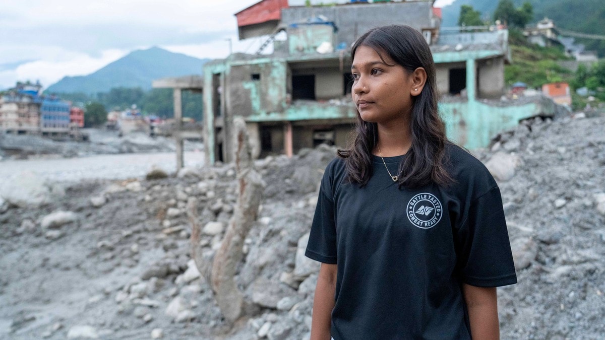 Swaraswati (16) sprang frå flaumen i Nepal Landsbyen Trishuli er ein fleire stader som er hardt ramma av katastrofen i Nepal. 16 år gamle Swaraswati måtte springe frå vassmassane.