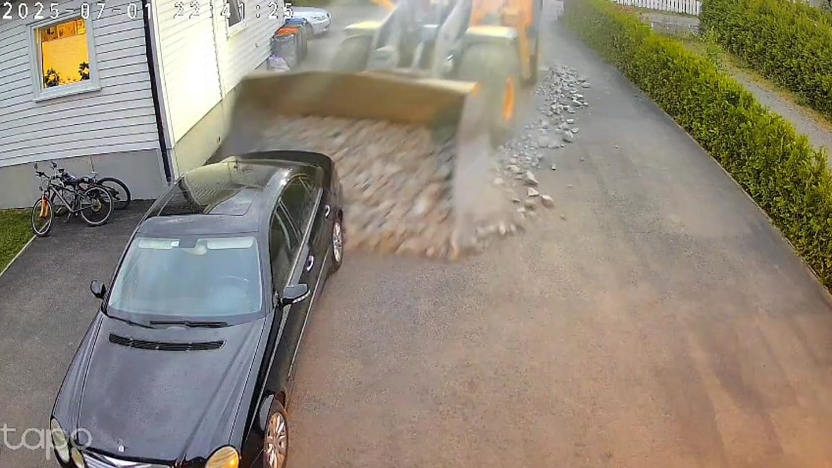 Hjullaster smadret husvegg og bil i Sandefjord