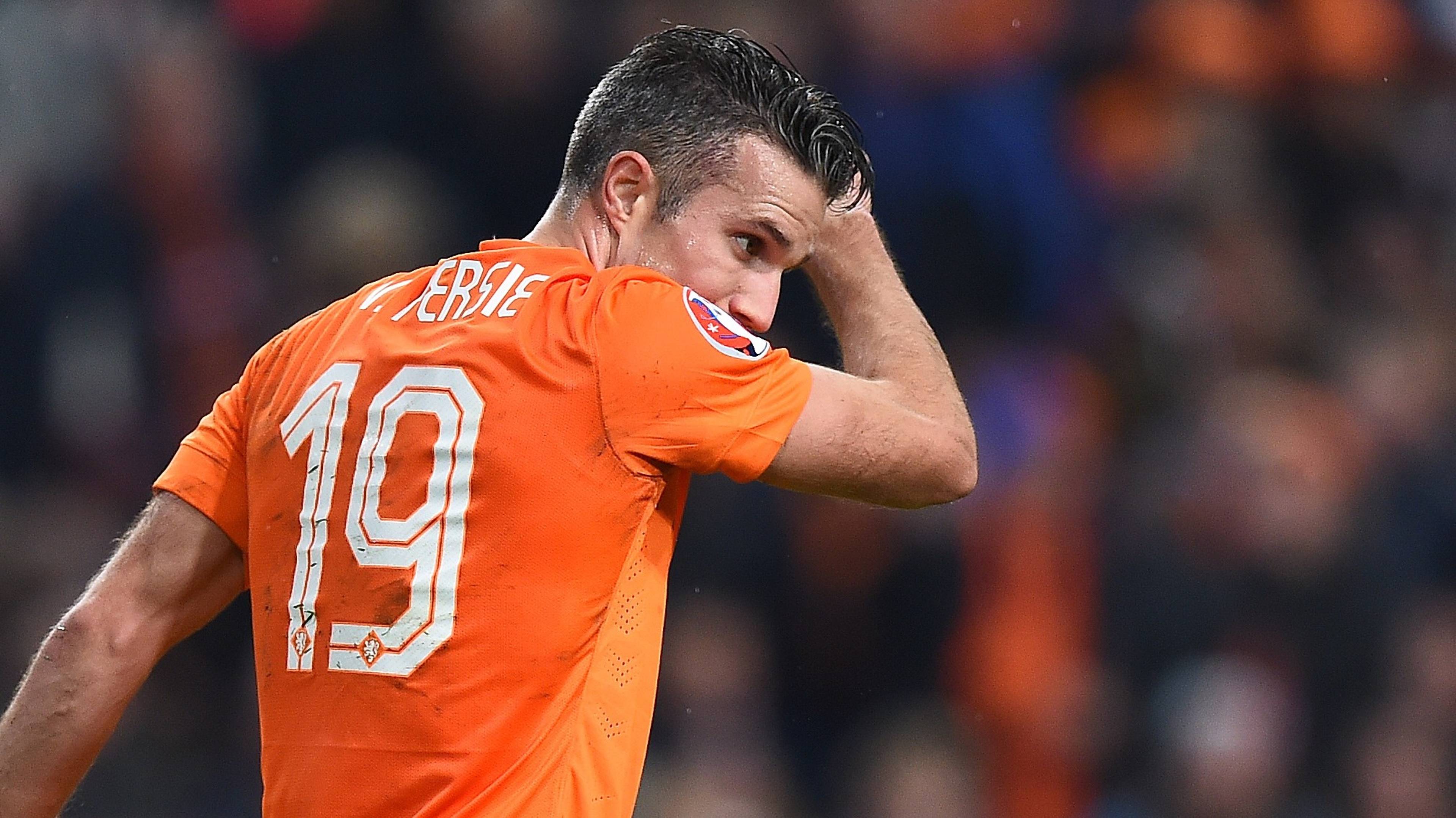 Robin van Persie i oransje landslagsdrakt med nummer 19 på ryggen under en fotballkamp. (Bildebeskrivelsen er laget av en KI-tjeneste)