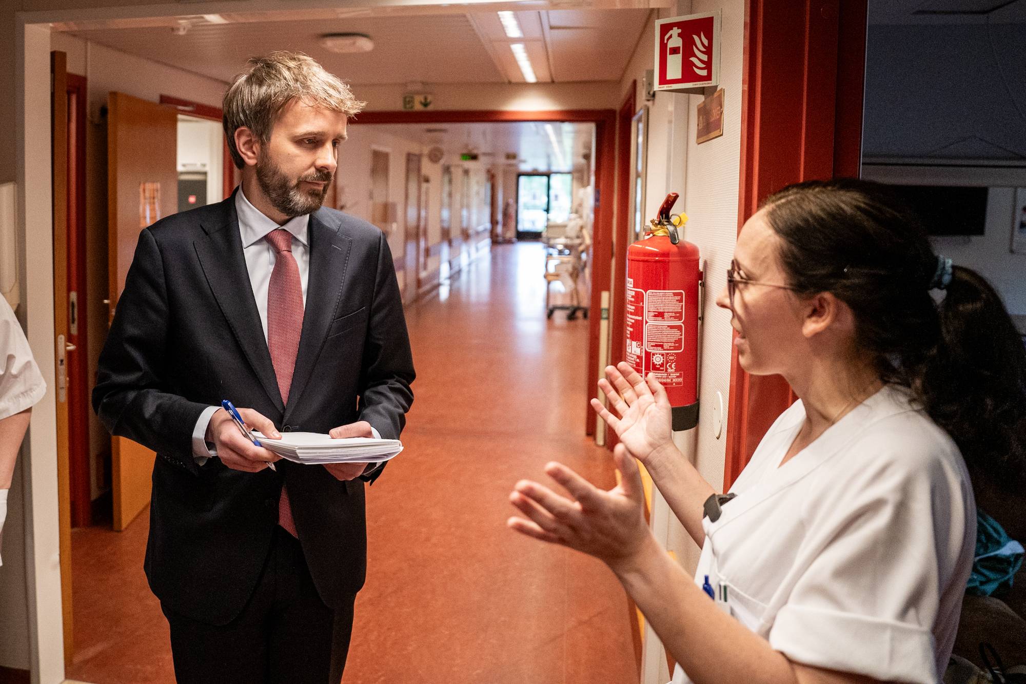Julianne Hovden, leiar for kirurgisk og ortopedisk sengepost fortalte om situasjonen ved avdelinga til helseminister Vestre.
