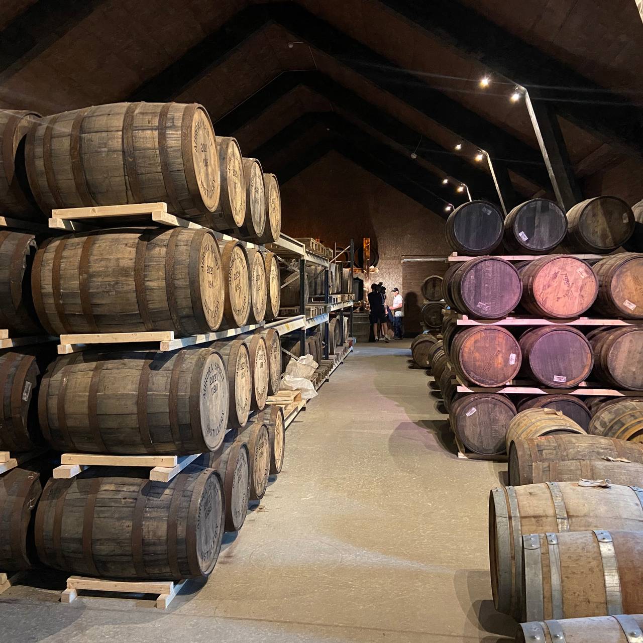 Tønnene med whisky inne hos Aurora Spirit i Lyngen.