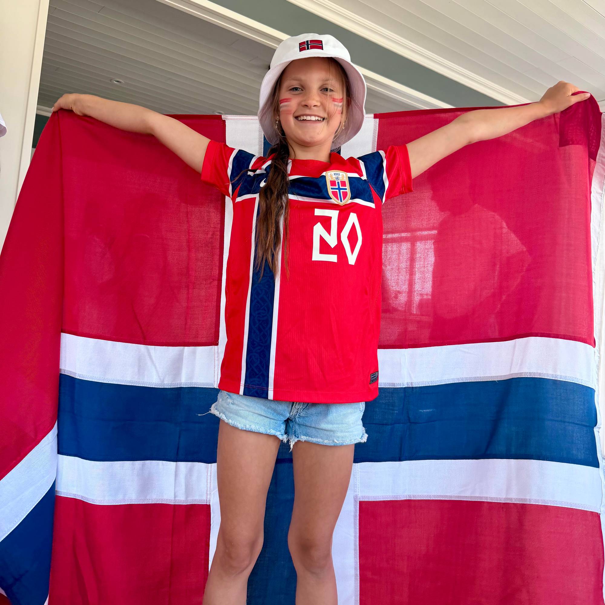 Sophia Jacobsen fra Hønesfoss med norsk fotballtrøye